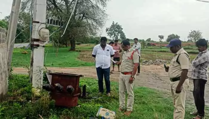 25 కేవీ ట్రాన్స్ఫార్మర్లోని కాపర్ వైర్ చోరీ.. కేసు నమోదు 25 కేవీ ట్రాన్స్ఫార్మర్లోని కాపర్ వైర్ చోరీ.. కేసు నమోదు