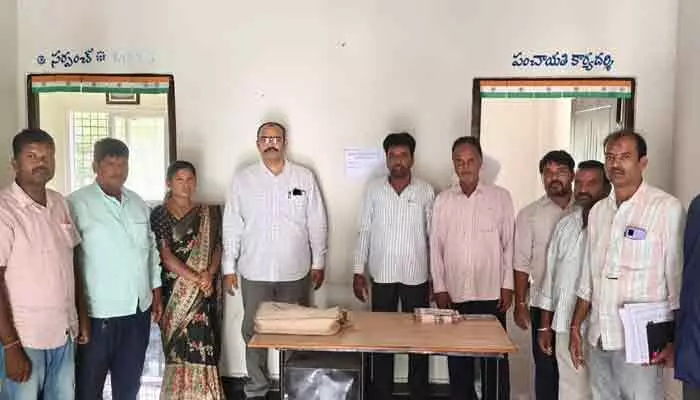 SIR దరఖాస్తులకు హెల్ప్డెస్క్ ప్రారంభం: తహశీల్దార్ శ్రీకాంత్ SIR దరఖాస్తులకు హెల్ప్డెస్క్ ప్రారంభం: తహశీల్దార్ శ్రీకాంత్