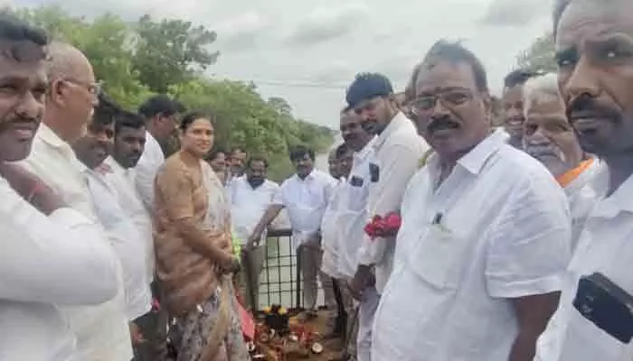 డిండి ప్రాజెక్టు కుడికాలువకు సాగునీటి విడుదల డిండి ప్రాజెక్టు కుడికాలువకు సాగునీటి విడుదల