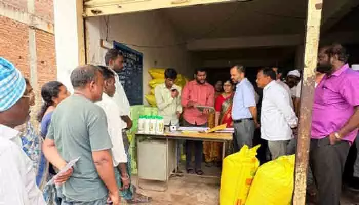 గారేపల్లి పీఏసీఎస్లో జిల్లా కలెక్టర్ ఆకస్మిక తనిఖీ గారేపల్లి పీఏసీఎస్లో జిల్లా కలెక్టర్ ఆకస్మిక తనిఖీ