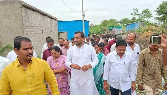 బండ్లగూడ వాసులకు అండగా ఉంటా.. మెదక్ ఎంపీ రఘునందన్ రావు బండ్లగూడ వాసులకు అండగా ఉంటా.. మెదక్ ఎంపీ రఘునందన్ రావు