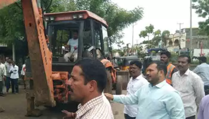 మహబూబాబాద్లో రోడ్డు ఆక్రమణల తొలగింపు మహబూబాబాద్లో రోడ్డు ఆక్రమణల తొలగింపు