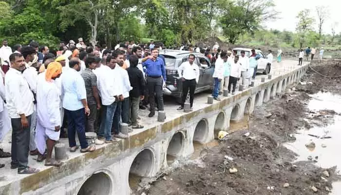 కొత్తపల్లి కల సాకారం.. రూ.1.20 కోట్ల బ్రిడ్జి పనుల పరిశీలన కొత్తపల్లి కల సాకారం.. రూ.1.20 కోట్ల బ్రిడ్జి పనుల పరిశీలన