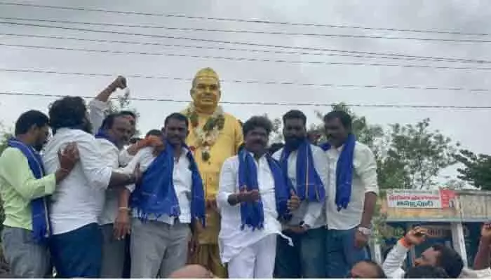 మహనీయుల విగ్రహాల ముసుగుల తొలగింపు మహనీయుల విగ్రహాల ముసుగుల తొలగింపు