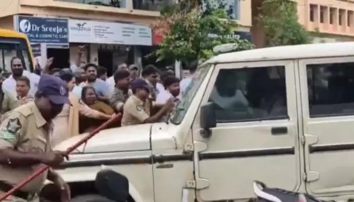 ప్రశ్న రావణ్ను తీసుకెళ్తున్న పోలీస్ వాహనంపై కోడిగుడ్లతో దాడి ప్రశ్న రావణ్ను తీసుకెళ్తున్న పోలీస్ వాహనంపై కోడిగుడ్లతో దాడి
