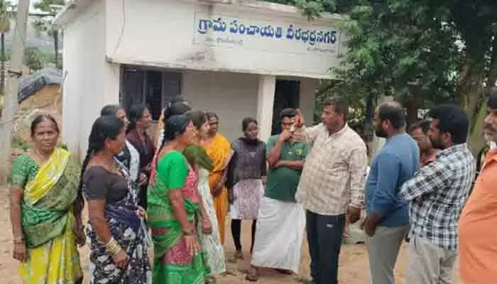 అంగన్వాడీ పోస్టు భర్తీపై గిరిజనుల ఆందోళన అంగన్వాడీ పోస్టు భర్తీపై గిరిజనుల ఆందోళన