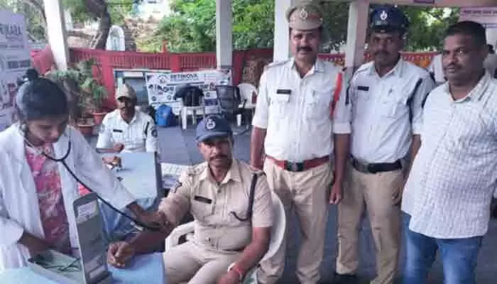 ట్రాఫిక్ పోలీసులకు మెగా వైద్య శిబిరం ట్రాఫిక్ పోలీసులకు మెగా వైద్య శిబిరం