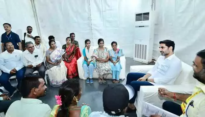 టెన్త్లో ఉత్తమ మార్కులు సాధించిన విద్యార్థులకు ఇంటి పట్టాలు టెన్త్లో ఉత్తమ మార్కులు సాధించిన విద్యార్థులకు ఇంటి పట్టాలు