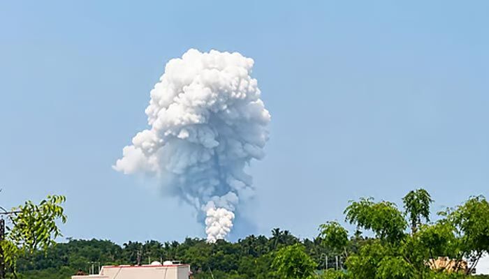 Breaking: శివకాశిలోని బాణసంచా కేంద్రంలో భారీ పేలుడు.. 15 మంది చిక్కుకున్నట్లు అనుమానం!