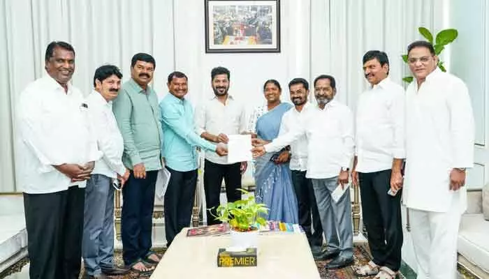 సీఎంను కలిసిన గిరిజన ఎమ్మెల్యేల బృందం.. సీఎంను కలిసిన గిరిజన ఎమ్మెల్యేల బృందం..