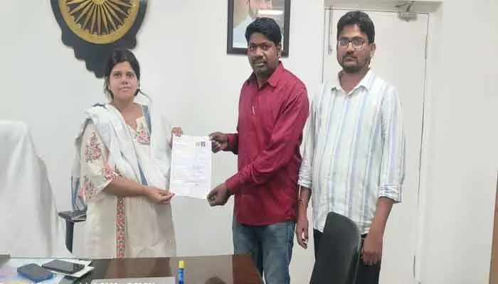 ఎన్యూమరేషన్ ఫారంను బీఎల్ఓ కు అందజేసిన కలెక్టర్ ఎన్యూమరేషన్ ఫారంను బీఎల్ఓ కు అందజేసిన కలెక్టర్