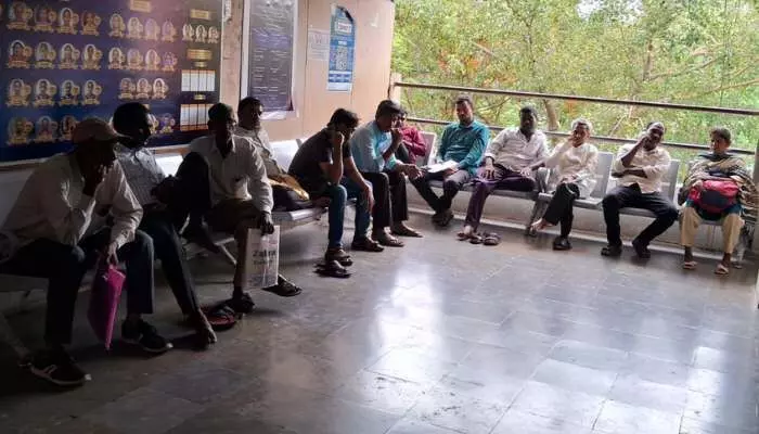 సీట్ల కోసం పాట్లు.. ఆఫీసర్ల కోసం పడిగాపులు! సీట్ల కోసం పాట్లు.. ఆఫీసర్ల కోసం పడిగాపులు!