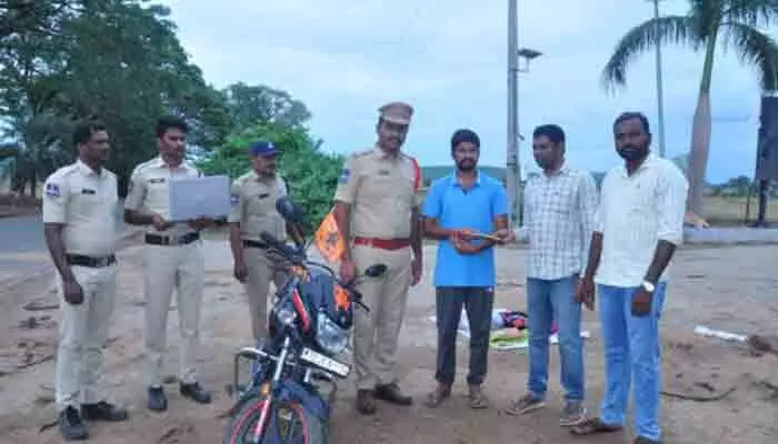 ప్రభుత్వ ఉద్యోగంలో గంజాయి పర్వం ప్రభుత్వ ఉద్యోగంలో గంజాయి పర్వం