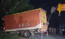 ఘోర రోడ్డు ప్రమాదం: ఆగివున్న బస్సును ఢీకొట్టిన క్యాంటర్ ట్రక్.. ఐదుగురు దుర్మరణం ఘోర రోడ్డు ప్రమాదం: ఆగివున్న బస్సును ఢీకొట్టిన క్యాంటర్ ట్రక్.. ఐదుగురు దుర్మరణం
