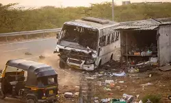 పాదచారులపైకి దూసుకెళ్లిన ప్రైవేటు బస్సు.. స్పాట్లోనే ఇద్దరు యువకులు దుర్మరణం పాదచారులపైకి దూసుకెళ్లిన ప్రైవేటు బస్సు.. స్పాట్లోనే ఇద్దరు యువకులు దుర్మరణం