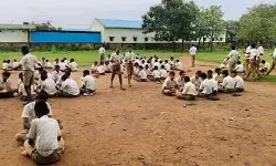 డైనింగ్ హాల్ లేక ఆరుబయట తింటున్న తెలంగాణ గురుకుల విద్యార్థులు!