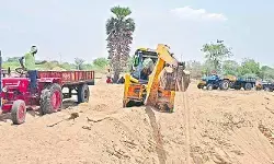 అక్రమ ఇసుక రవాణాపై విజిలెన్స్ అధికారుల పంజా.. 5 ట్రాక్టర్లు, జేసీబీ స్వాధీనం