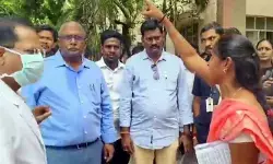 ప్రభుత్వ ఆస్పత్రి సిబ్బందా? రక్తం తాగే పిశాచులా?.. వీల్ చైర్ కోసం సెల్‌ఫోన్ తాకట్టు!