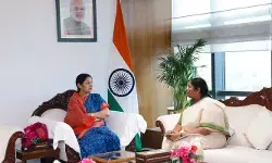 అంగన్‌వాడీల బలోపేతానికి సహకరించండి : కేంద్ర మంత్రికి సీతక్క విజ్ఞప్తి
