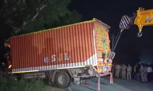 ఘోర రోడ్డు ప్రమాదం: ఆగివున్న బస్సును ఢీకొట్టిన క్యాంటర్ ట్రక్.. ఐదుగురు దుర్మరణం