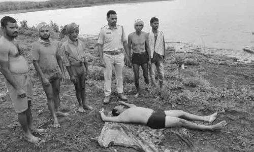 చేపల వేటకు వెళ్లి గల్లంతైన నవ వరుడు మృతి