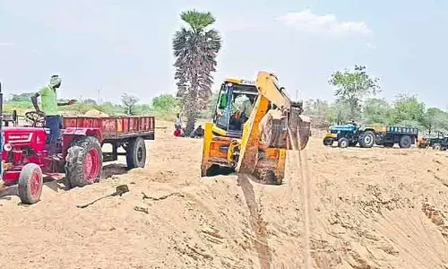 అక్రమ ఇసుక రవాణాపై విజిలెన్స్ అధికారుల పంజా.. 5 ట్రాక్టర్లు, జేసీబీ స్వాధీనం