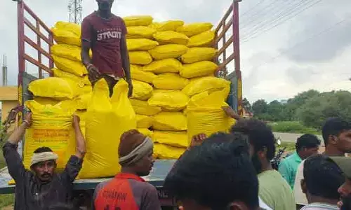 యూరియా కోసం రైతుల అవస్థలు