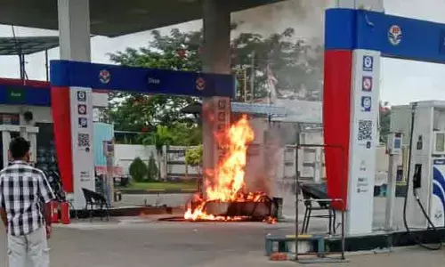 ప్రమాదవశాత్తు పెట్రోల్ బంక్‌లో మంటలు