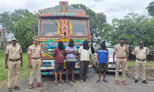 ఆంధ్ర టు తెలంగాణ ఇసుక అక్రమ రవాణా.. నలుగురు అరెస్ట్