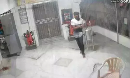 హుస్నాబాద్ మార్కండేయ ఆలయంలో చోరీ.. రెండు హుండీల నగదు అపహరణ!