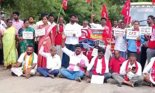 బస్సులు ఆగక ఇబ్బందులు.. రహీంఖాన్‌పేటలో ఆందోళన