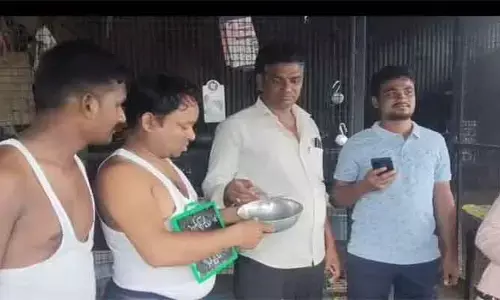 ఉద్యమకారుని వినూత్న నిరసన.. రోడ్ల నిర్మాణం చేపట్టాలని భిక్షాటన