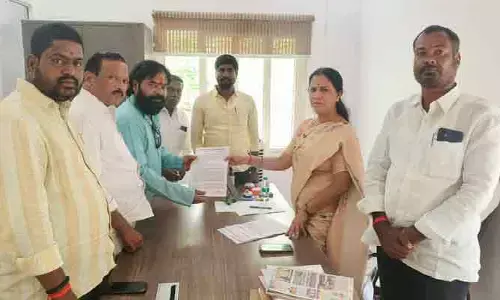 మండల కేంద్రంలోనే పోలీస్‌స్టేషన్ ఏర్పాటు చేయాలి.. వినతిపత్రం అందజేత