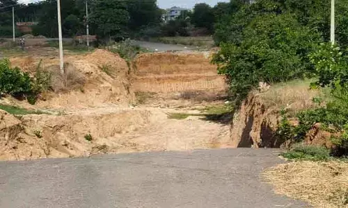 గొయ్యితోనే ఆగిన వంతెన పనులు