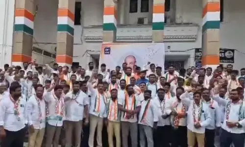 కాలె యాదయ్యకు హటావో కాంగ్రెస్ బచావో.. గాంధీభవన్ ముందు కార్యకర్తల ఆందోళన