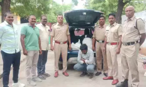 సారా తయారీకి పట్టిక అక్రమ రవాణా.. 100 కిలోల పట్టిక స్వాధీనం