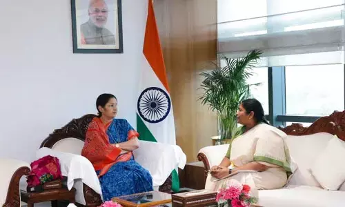 అంగన్‌వాడీల బలోపేతానికి సహకరించండి : కేంద్ర మంత్రికి సీతక్క విజ్ఞప్తి