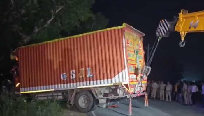 ఘోర రోడ్డు ప్రమాదం: ఆగివున్న బస్సును ఢీకొట్టిన క్యాంటర్ ట్రక్.. ఐదుగురు దుర్మరణం
