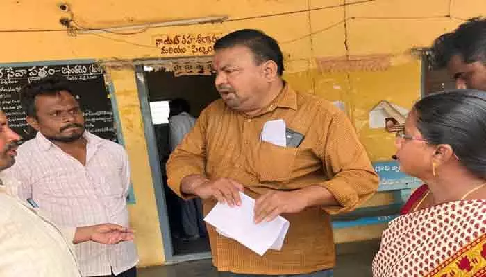 నడిరోడ్డుపై దుర్భాషలు, గంటగంటకూ ఫోన్ కాల్స్.. సర్పంచ్ వేధింపులపై మహిళా ఉద్యోగి కన్నీరు!? నడిరోడ్డుపై దుర్భాషలు, గంటగంటకూ ఫోన్ కాల్స్.. సర్పంచ్ వేధింపులపై మహిళా ఉద్యోగి కన్నీరు!?
