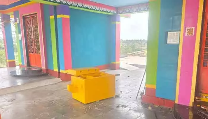 ఇబ్రహీంపట్నం మల్లన్న ఆలయంలో చోరీ ఇబ్రహీంపట్నం మల్లన్న ఆలయంలో చోరీ