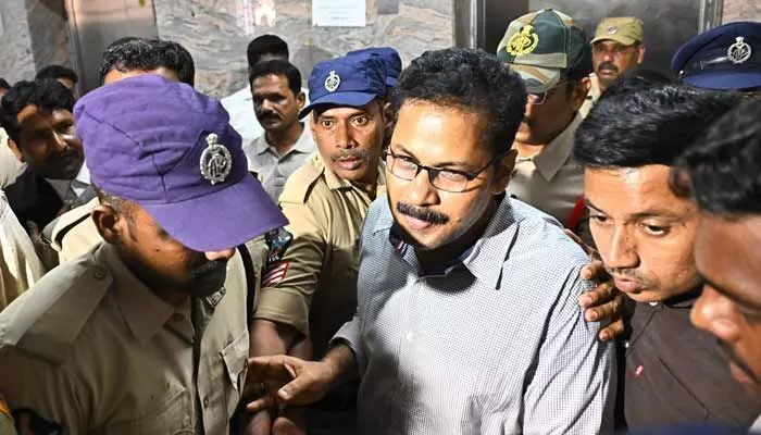 సాయి కృష్ణ మిస్సింగ్ కేసులో ట్విస్ట్.. కోర్టుకు లేఖ రాసిన సీఐ నాగరాజు సాయి కృష్ణ మిస్సింగ్ కేసులో ట్విస్ట్.. కోర్టుకు లేఖ రాసిన సీఐ నాగరాజు