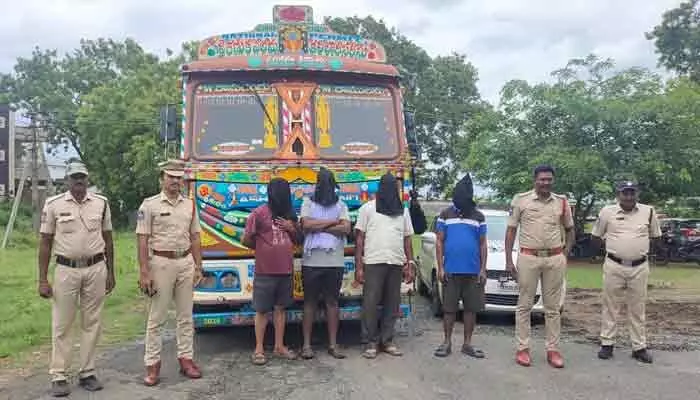 ఆంధ్ర టు తెలంగాణ ఇసుక అక్రమ రవాణా.. నలుగురు అరెస్ట్ ఆంధ్ర టు తెలంగాణ ఇసుక అక్రమ రవాణా.. నలుగురు అరెస్ట్