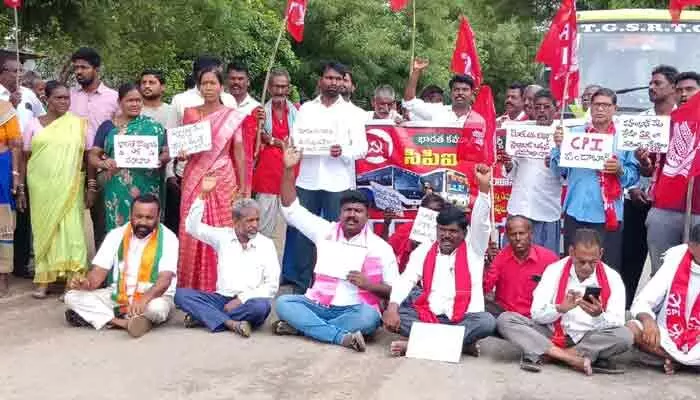 బస్సులు ఆగక ఇబ్బందులు.. రహీంఖాన్పేటలో ఆందోళన బస్సులు ఆగక ఇబ్బందులు.. రహీంఖాన్పేటలో ఆందోళన
