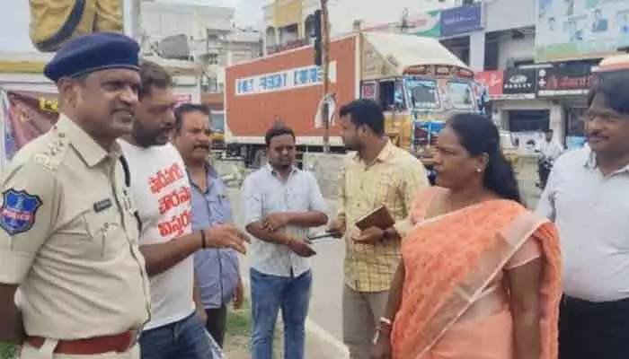 షాద్నగర్ పట్టణ ప్రధాన చౌరస్తా విస్తరణకు కసరత్తు పూర్తి: ఆర్డీవో సరిత షాద్నగర్ పట్టణ ప్రధాన చౌరస్తా విస్తరణకు కసరత్తు పూర్తి: ఆర్డీవో సరిత