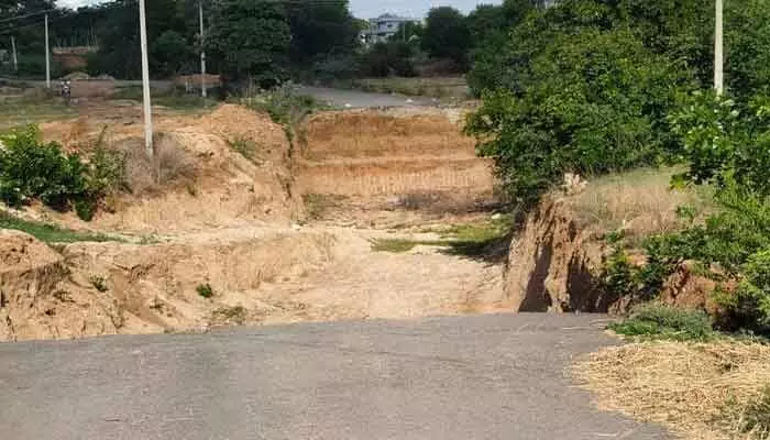 గొయ్యితోనే ఆగిన వంతెన పనులు గొయ్యితోనే ఆగిన వంతెన పనులు