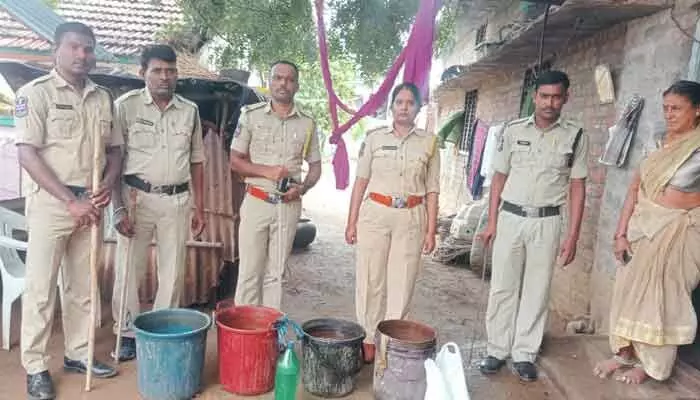 నాటుసారా స్థావరాలపై విస్తృత దాడులు.. నాటుసారా స్థావరాలపై విస్తృత దాడులు..