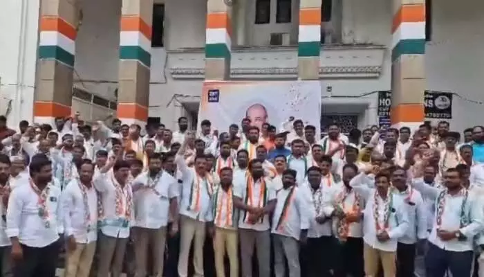 కాలె యాదయ్యకు హటావో కాంగ్రెస్ బచావో.. గాంధీభవన్ ముందు కార్యకర్తల ఆందోళన కాలె యాదయ్యకు హటావో కాంగ్రెస్ బచావో.. గాంధీభవన్ ముందు కార్యకర్తల ఆందోళన