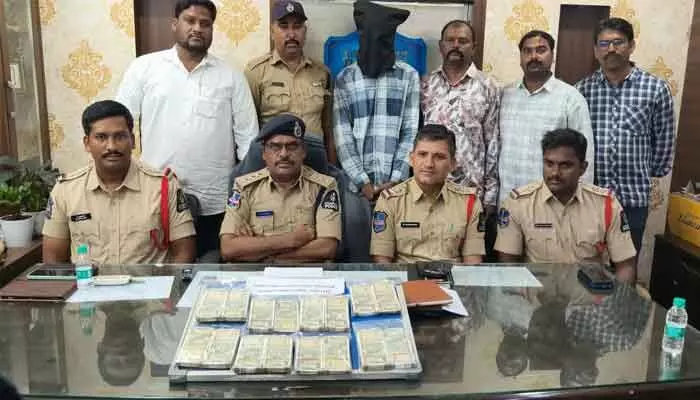భారీ నగదు చోరీ కేసు ఛేదించిన పోలీసులు భారీ నగదు చోరీ కేసు ఛేదించిన పోలీసులు
