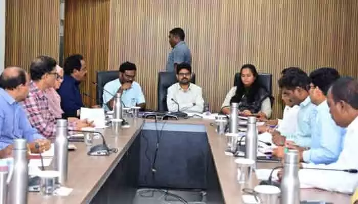 భూ రిసర్వే నిర్ణీత గడువులోగా పూర్తి చేయాలి భూ రిసర్వే నిర్ణీత గడువులోగా పూర్తి చేయాలి