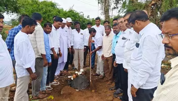 గ్రామాల్లో మహిళ సంఘం నూతన భవనాలకు ఎమ్మెల్యే భూమి పూజ గ్రామాల్లో మహిళ సంఘం నూతన భవనాలకు ఎమ్మెల్యే భూమి పూజ